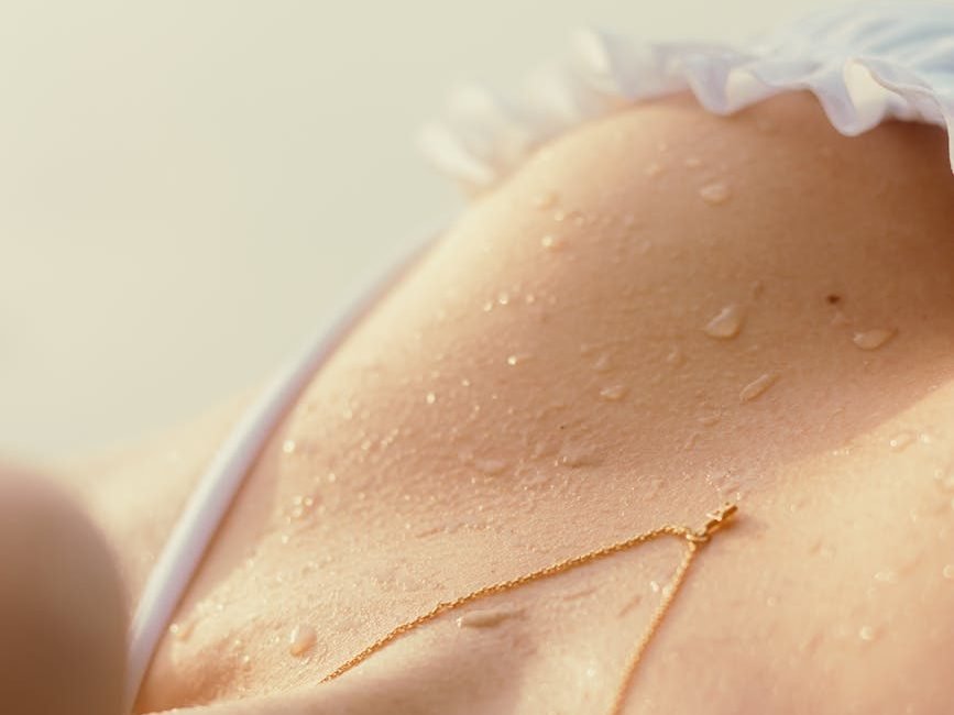 Imagem com recorte de mama bonita e natural. A cirurgia das mamas pode ser realizada para adequar melhor o uso de roupas e redefinir a autoestima. Dentre as principais estão as mamoplastias com ou sem silicone e a ginecomastia.