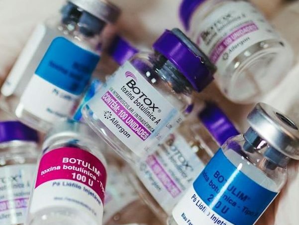 Diversas ampolas de marcas diferentes de toxina botulínica. A cirurgia plástica também atua nos procedimentos minimamente invasivos para melhorar os efeitos do envelhecimento. O Botox é a marca de uma das principais toxinas botulínicas.