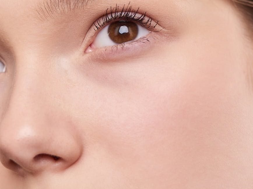 Cirurgia plástica de rinoplastia atua corrigindo ponta bulbosa, afinando o nariz e a asa nasal (alectomia). Essa imagem mostra um nariz bonito e elegante, como almejamos nas nossas cirurgias plásticas.