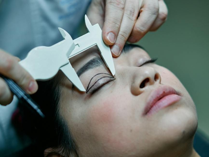 O cirurgião plástico tem experiência e cuidado na marcação da cirurgia plástica palpebral. Na foto, ele está realizando todas as medidas das marcações, para transferir para o lado contralateral.