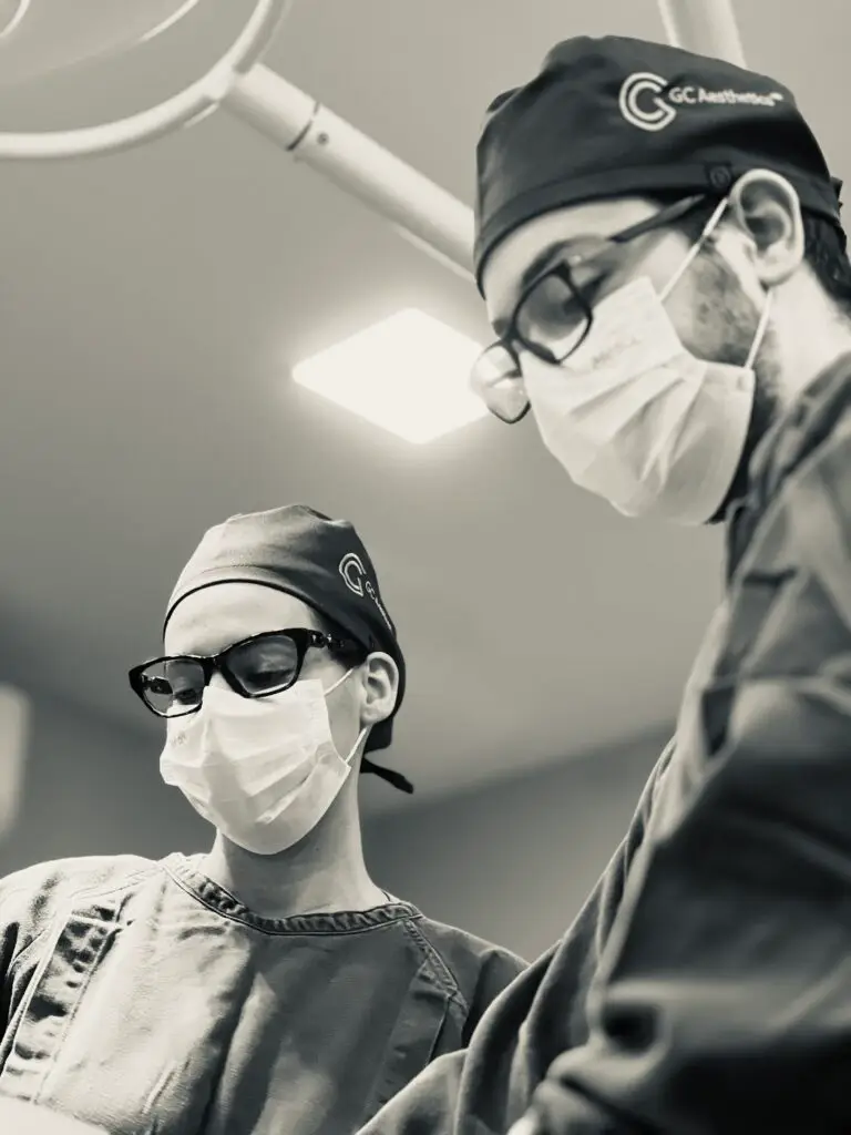 Dra. Izadora Reis e Dr. Lucas Cunha operando em Catalão. Estão realizando cirurgia plástica de mamoplastia com silicone com olhar tranquilo e concentrado. Dois cirurgiões plásticos garantem maior qualidade e os melhores resultados.