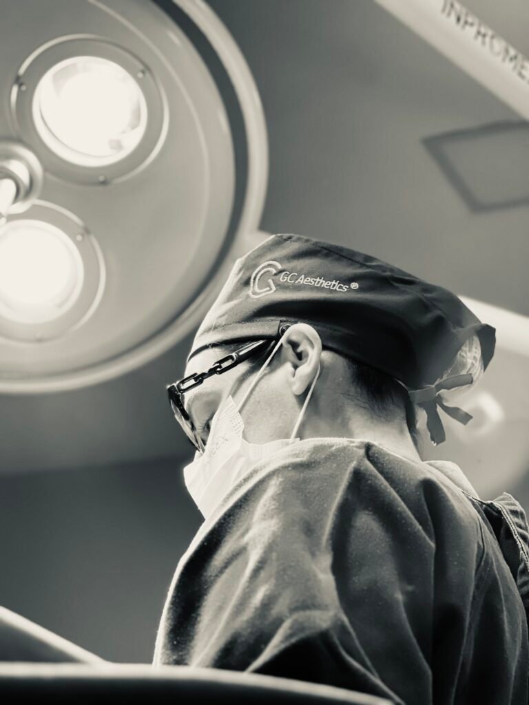 Dra. Izadora Reis (cirurgiã plástica), observando com olhar compenetrado cirurgia plástica que realiza em Catalão com o Dr. Lucas Cunha