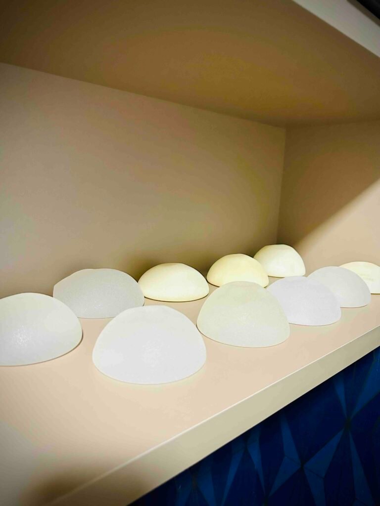 Existem diversos tipos e formatos de próteses de silicone que podem ser utilizados na cirurgia de mamoplastia de aumento em Catalão, como observado na figura.