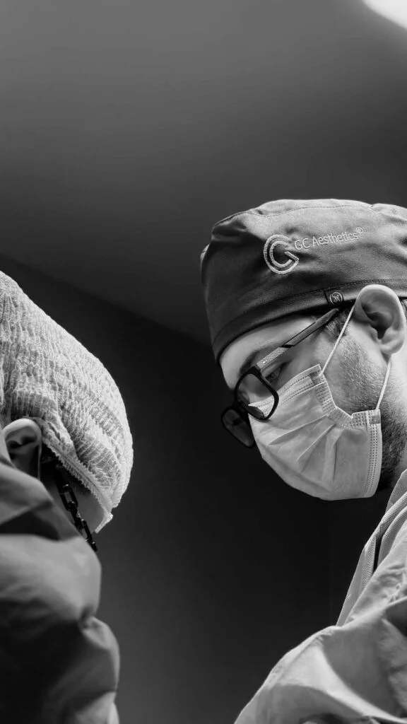 Close durante procedimento — perfil do Dr. Lucas no Instagram da RC Cirurgia Plástica