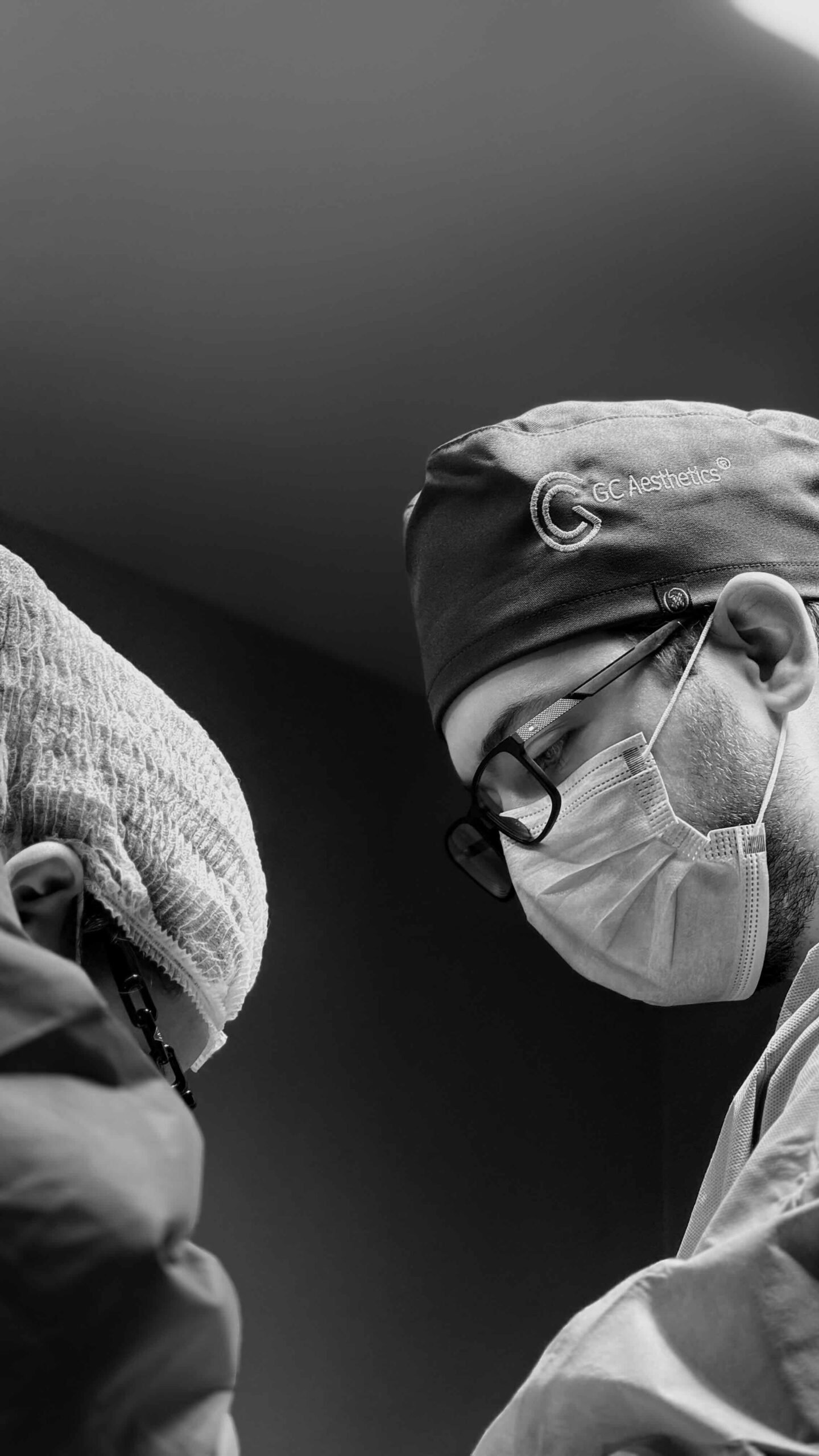 Dr. Lucas Cunha é um cirurgião plástico formado em São Paulo, referência em cirurgias corporais na cidade de Catalão e região. Realiza as cirurgias com maestria e precisão, como na foto em que está super concentrado.