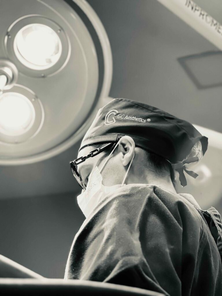 Foto de cirurgiões em centro cirúrgico — perfil da Dra. Izadora no Instagram da RC Cirurgia Plástica