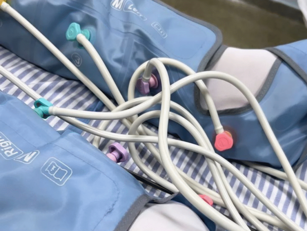 A tecnologia em cirurgia plástica também auxilia a prevenir trombose, por meio da bota compressora pneumática intermitente.