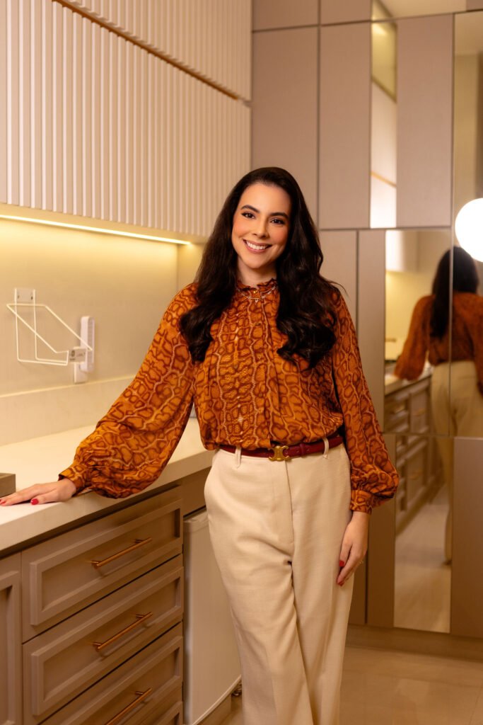 Dra Izadora Reis em sua clínica de cirurgia plástica em Catalão